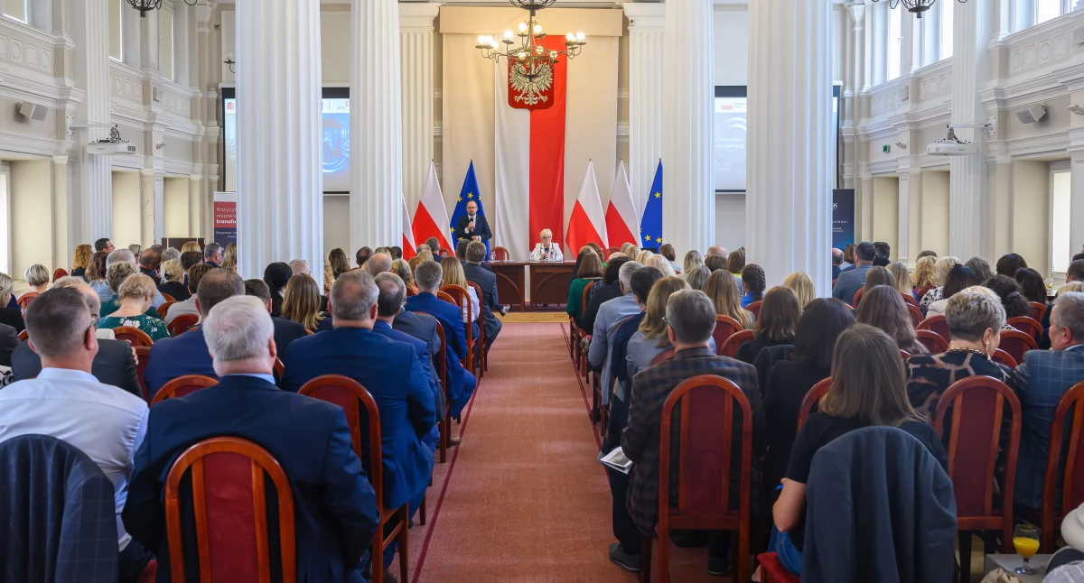W spotkaniu w Podkarpackim Urzędzie Wojewódzkim w Rzeszowie wzięło udział ponad 190 samorządowców z Podkarpacia, w tym z naszego regionu. Uczestniczyli w nim także m.in. wojewoda podkarpacki Teresa Kubas-Hul oraz wiceprezes Banku Gospodarstwa Krajowego Leszek Stypułkowski. Fot. PUW Rzeszów
