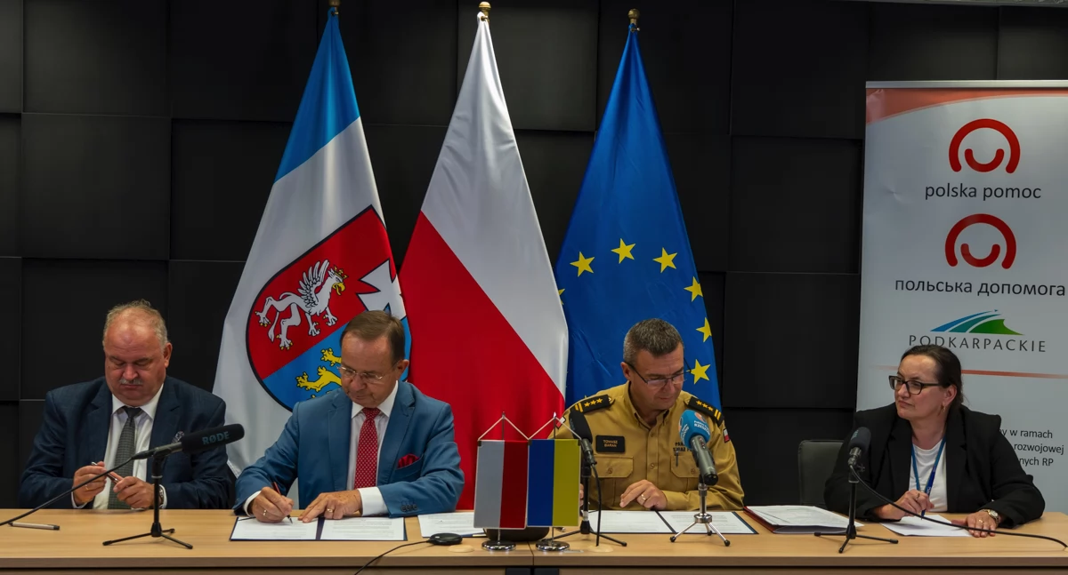 Umowę przypieczętowującą realizację projektu parafowali marszałek Władysław Ortyl, wicemarszałek Piotr Pilch oraz podkarpacki komendant wojewódzki Państwowej Straży Pożarnej st. bryg. mgr inż. Tomasz Baran. W formie zdalnej podpis złożył również pierwszy zastępca komendanta Zarządu Państwowej Służby ds. Sytuacji Nadzwyczajnej Ukrainy w Obwodzie Iwano-Frankiwskim Vitaliy Fedorchuk./ FOT. UMWP