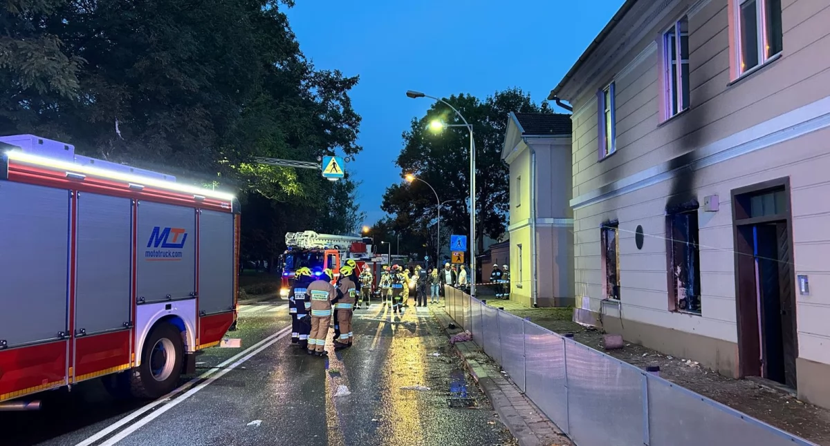 Z budynku, w którym doszło do wybuchu, ewakuowanych zostało łącznie 19 osób. Miasto zapewniło im mieszkania zastępcze w budynku przeworskiego MOSiR. Część skorzystała z tej oferty, a część z uprzejmości swoich rodzin i znajomych./ FOT. KP PSP Przeworsk
