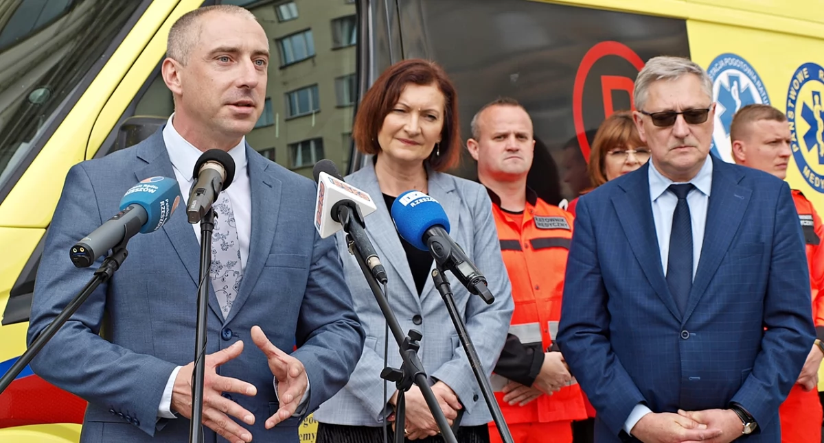 – Proszę sobie wyobrazić sytuacje, gdy wszystkie karetki w Przemyślu są w trakcie realizacji zgłoszeń i wówczas to właśnie ta z Fredropola ma najbliżej do miasta i jest dysponowana do pacjentów w Przemyślu – powiedział dyrektor Wojewódzkiej Stacji Pogotowia Ratunkowego w Przemyślu Rafał Kijanka (pierwszy z lewej). Fot. Mariusz Godos.