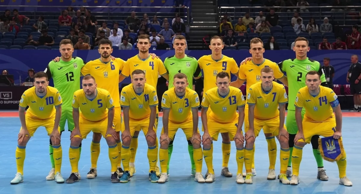 Reprezentacja Ukrainy awansowała do najlepszej „czwórki” mistrzostw świata w futsalu, rozgrywanych w Uzbekistanie. Trzeci z lewej w pierwszym rzędzie Artem Fareniuk, czwarty z lewej w pierwszym rzędzie – Nazar Szwed. Fot. zbiory własne