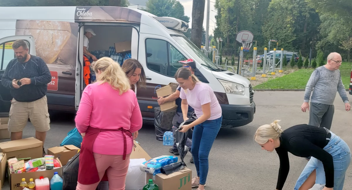 Pracownicy przemyskiej Caritas przygotowują transport dla powodzian.