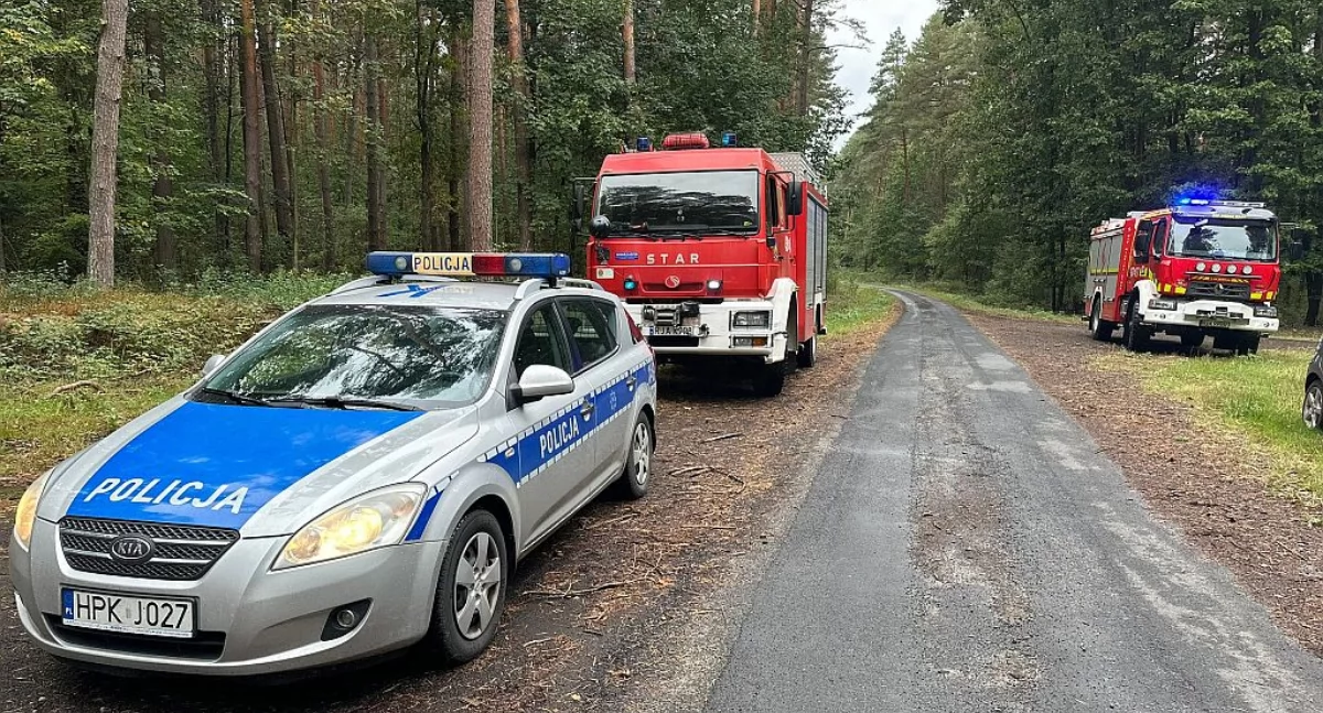 Szukający mężczyzny policjanci włączyli sygnały dźwiękowe, by umożliwić mu znalezienie punktu orientacyjnego./ FOT. KPP Jarosław