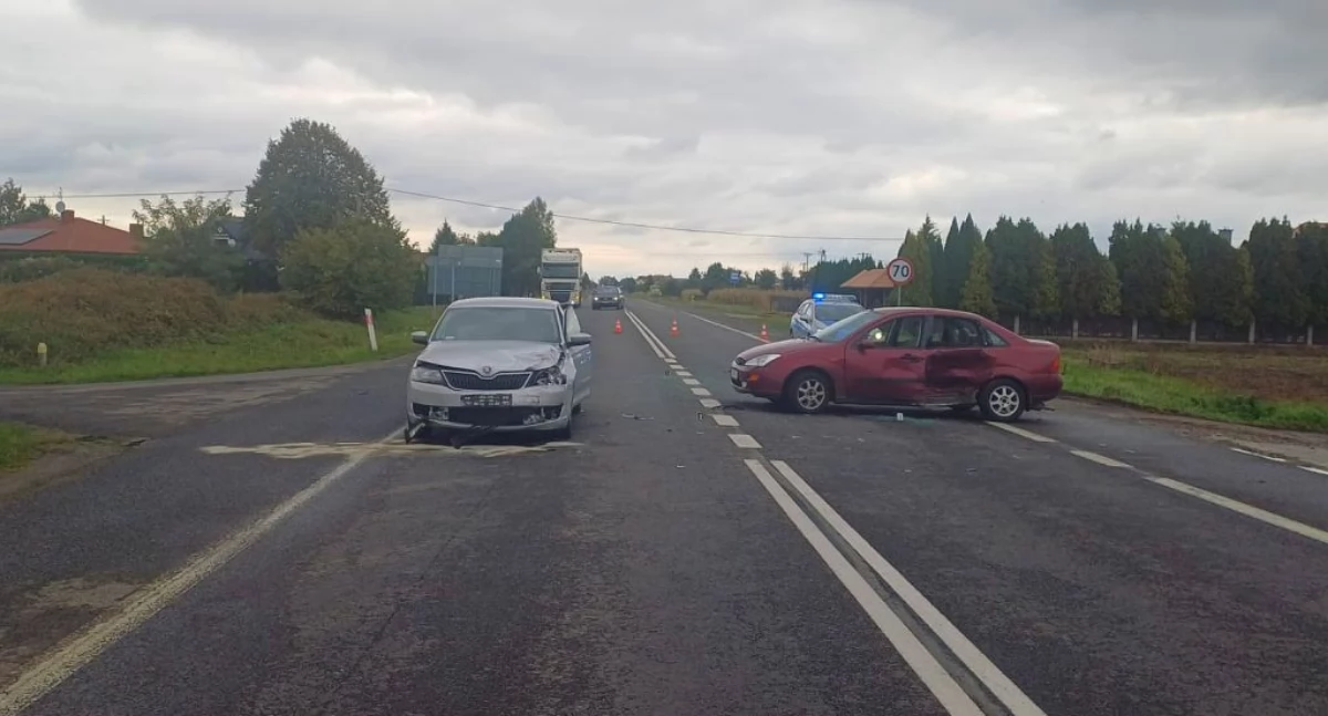 Wiadomo, że oboje uczestnicy zdarzenia byli trzeźwi. Kierujący fordem odniósł obrażenia i musiał zostać przetransportowany do szpitala./ FOT. KPP Jarosław
