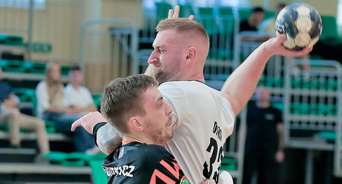 Daniel Dutka (z piłką) w końcówce meczu w Kielcach rzucił ważne bramki. Fot. SRS Przemyśl