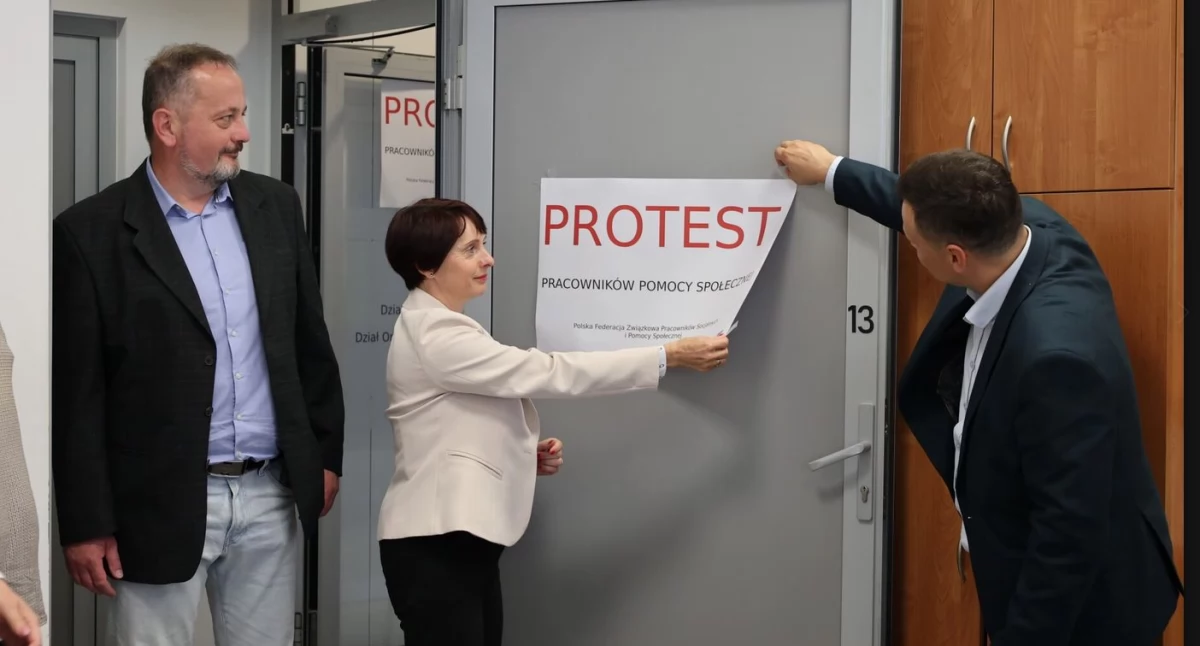 Do podpisania porozumienia kończącego spór zbiorowy doszło w siedzibie Miejskiego Ośrodka Pomocy Społecznej w Jarosławiu  27 września br. / FOT. UM Jarosław
