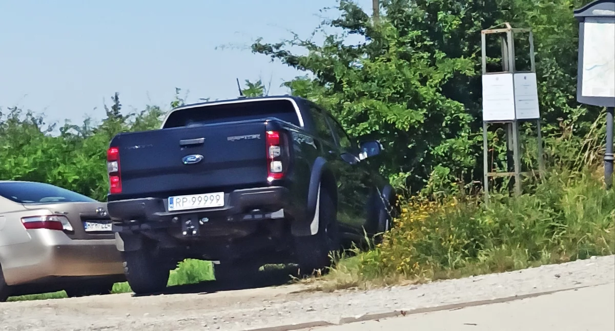 Wiele pytań związanych z „drapieżnikiem” mieli radni Koalicji Obywatelskiej. Zwłaszcza w kontekście używania go do celów prywatnych. Podawali konkretne przykłady. A że pojazd był w taki sposób użytkowany, jest sprawą jasną, zbyt wiele jest na to dowodów (zdjęć i filmów), aby ktokolwiek mógł to podważyć. Fot. zbiory własne