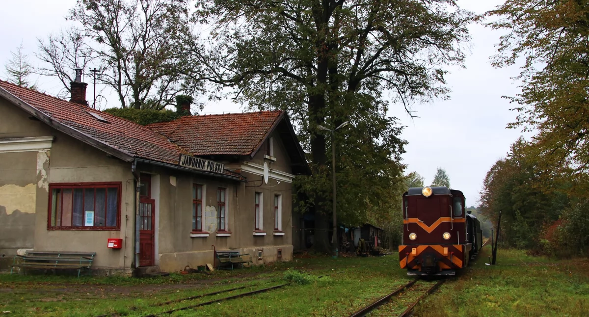 Budynek dworca w Jaworniku Polskim został wybudowany w 1887 r., w ramach programu budowy kolei normalnotorowej Przeworsk – Sanok. Dworzec został otwarty 8 września 1904 r. razem z wąskotorową linią kolejową z Przeworska do Dynowa. Fot. Krzysztof Dobrzański