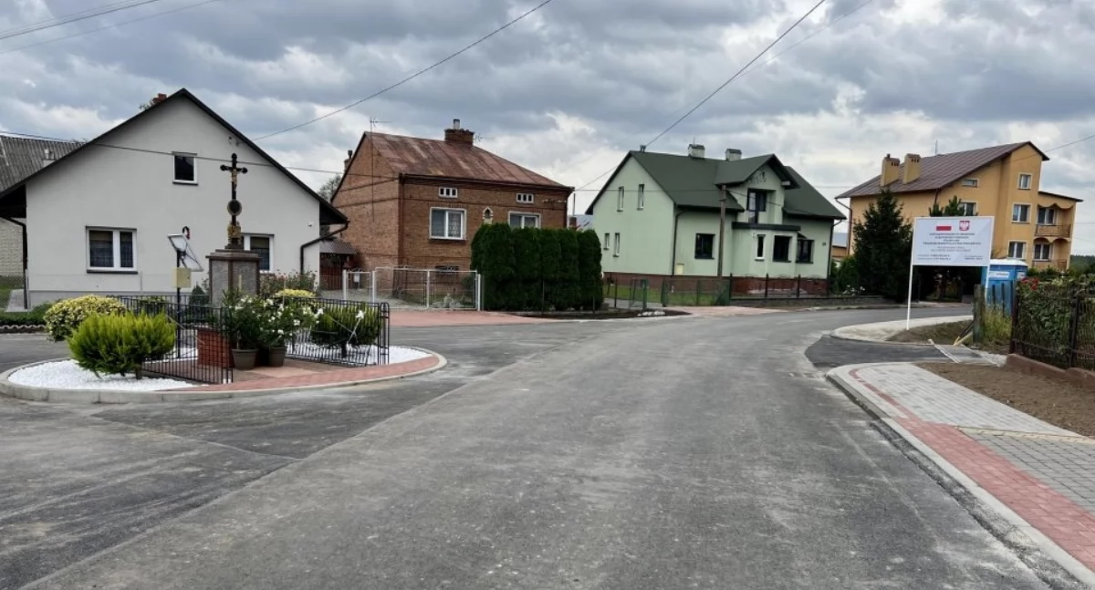Zrealizowane zadanie to w sumie cztery odcinki gminnych dróg, na których przebudowy władze gminy podpisały umowę w marcu tego roku./ FOT. UG Radymno