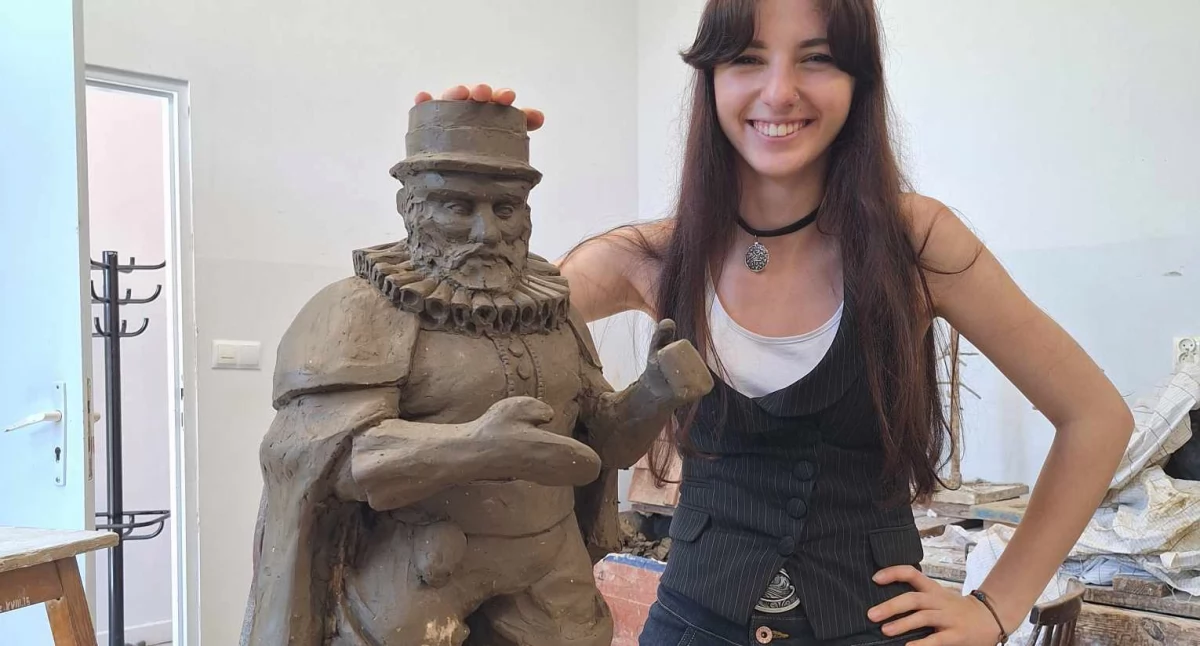 Aleksandra Marciniak jest przemyślanką. Codziennie dojeżdża do szkoły. Uczy się w jarosławskim „plastyku”, w trzeciej klasie. Obok niej pierwszy z serii kupców jarosławskich. Na razie gipsowy, ale już gotowy do przekazania do odlewni. Fot. ze zbiorów A. Marciniak