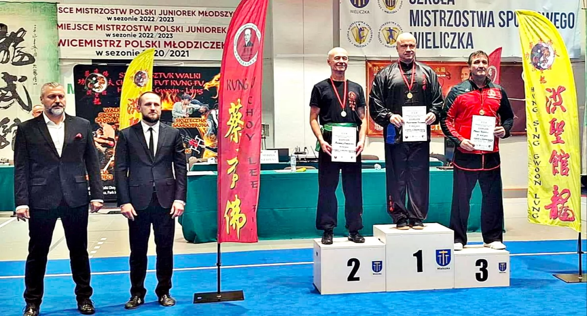 Instruktor Krzysztof Ściubak (na najwyższym stopniu podium)wywalczył w Wieliczce trzy medale, w tym dwa złote. Fot. zbiory własne