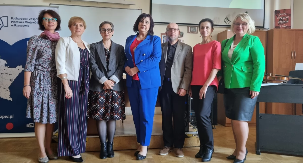 Od lewej stoją: Marta Bonarek-Socha – doradczyni metodyczna, polonistka I LO w Dębicy, Małgorzata Byszuk –  doradczyni metodyczna, polonistka I LO w Dębicy, Agnieszka Kosińska – biografka Czesława Miłosza, Krystyna Wróblewska – dyrektorka Podkarpackiego Zespołu Placówek Wojewódzkich w Rzeszowie, dr Mariusz Kalandyk – polski poeta i krytyk literacki, dr Małgorzata Wilgucka – doradczyni metodyczna, polonistka II LO w Przemyślu, oraz Monika Neuser z Wydziału Edukacji Urzędu Miejskiego w Rzeszowie./