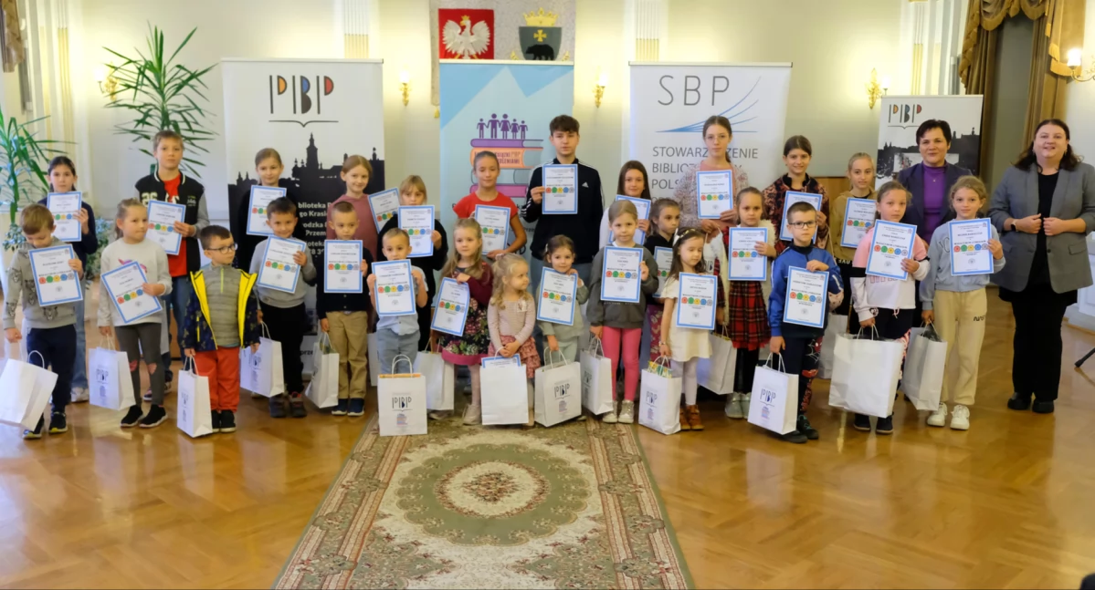 Nagrodzeni i wyróżnieni uczestnicy zabawy czytelniczej „Wakacyjne literackie bingo”./Zdjęcie: Jacek Szwic 