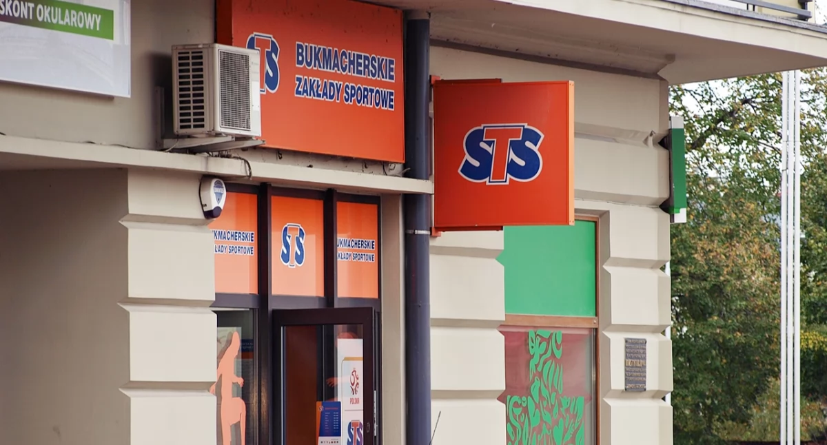 Do dziwnych wydarzeń doszło w poniedziałek, 7 października br., na bardzo licznie uczęszczanym placu Konstytucji w Przemyślu. Podobno miało dojść do napadu na zakład bukmacherski. Podobno... Fot. Mariusz Godos