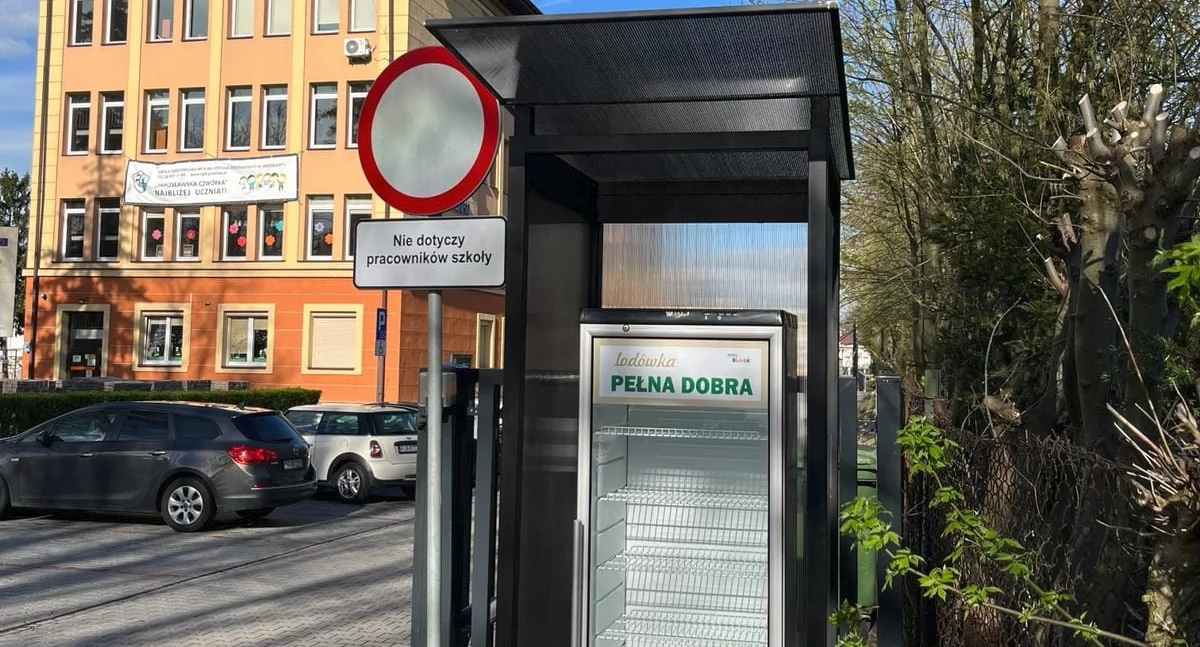 Od kwietnia br. na terenie Jarosławia funkcjonowało 6 lodówek dobra, zlokalizowanych przy szkołach oraz siódma, ustawiona niecałe 2 lata wcześniej pod Domem Seniora przy placu Mickiewicza./ FOT. archiwum UM Jarosławia