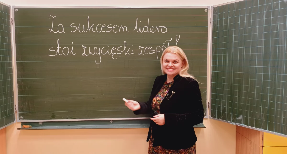 Renata Garbarczyk, nominowana w ogólnopolskim konkursie wydawnictwa Nowa Era – eduSensus Education Awards, w kategorii „Pedagog Roku 2024”, w swojej codziennej pracy w szkole stawia na nieustanny rozwój, wzajemne wsparcie i kreatywność. 11 października odebrała nagrodę dyrektora SP w Krasiczynie za całokształt pracy./ FOT. ZW