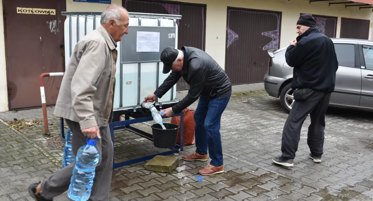 W związku z decyzją sanepidu władze miasta rozpoczęły dystrybucję wody pitnej dla mieszkańców. Zbiorniki z wodą zdatną do picia po przegotowaniu ustawione zostały w kilkunastu lokalizacjach./ FOT. E. Kocan