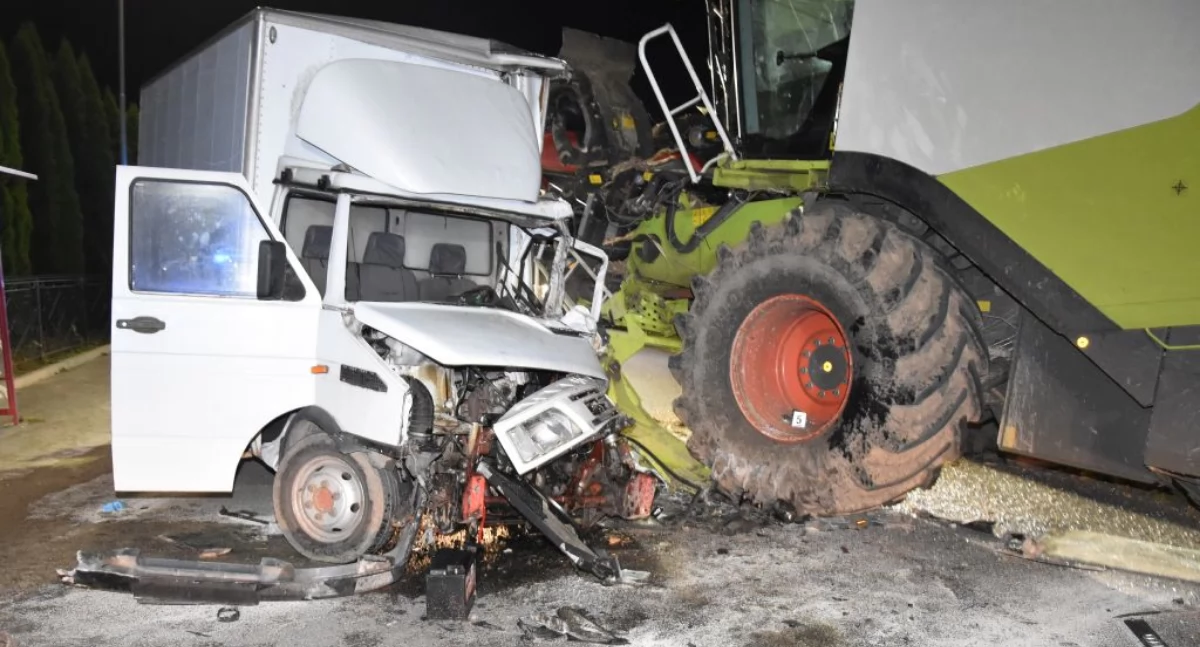 Czołówka z kombajnem skończyła sie dla kierowcy iveco pobytem w szpitalu./ FOT. KPP Jarosław
