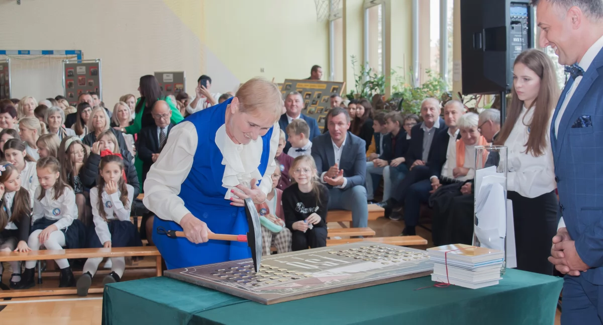 Ważnym momentem było też wbicie gwoździ w pamiątkową tablicę./ FOTO SP w Wyszatycach