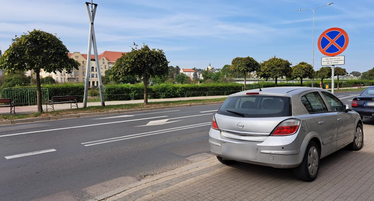 Kierowcy parkując przed znakiem zakazu zatrzymywania się, a więc za blisko skrzyżowania ulicy Waygarta z Piłsudskiego, zasłaniają widoczność skręcającym z Waygarta w lewo, popełniając tym samym wykroczenie. / FOT. U. Gielo