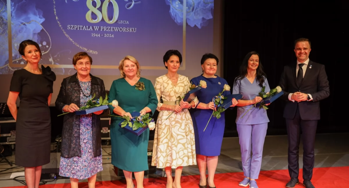 Podczas wydarzenia wyróżniono odznaczeniami państwowymi oraz podziękowaniami te osoby, które odegrały szczególną rolę w funkcjonowaniu przeworskiej lecznicy./ FOT. Starostwo Powiatowe w Przeworsku