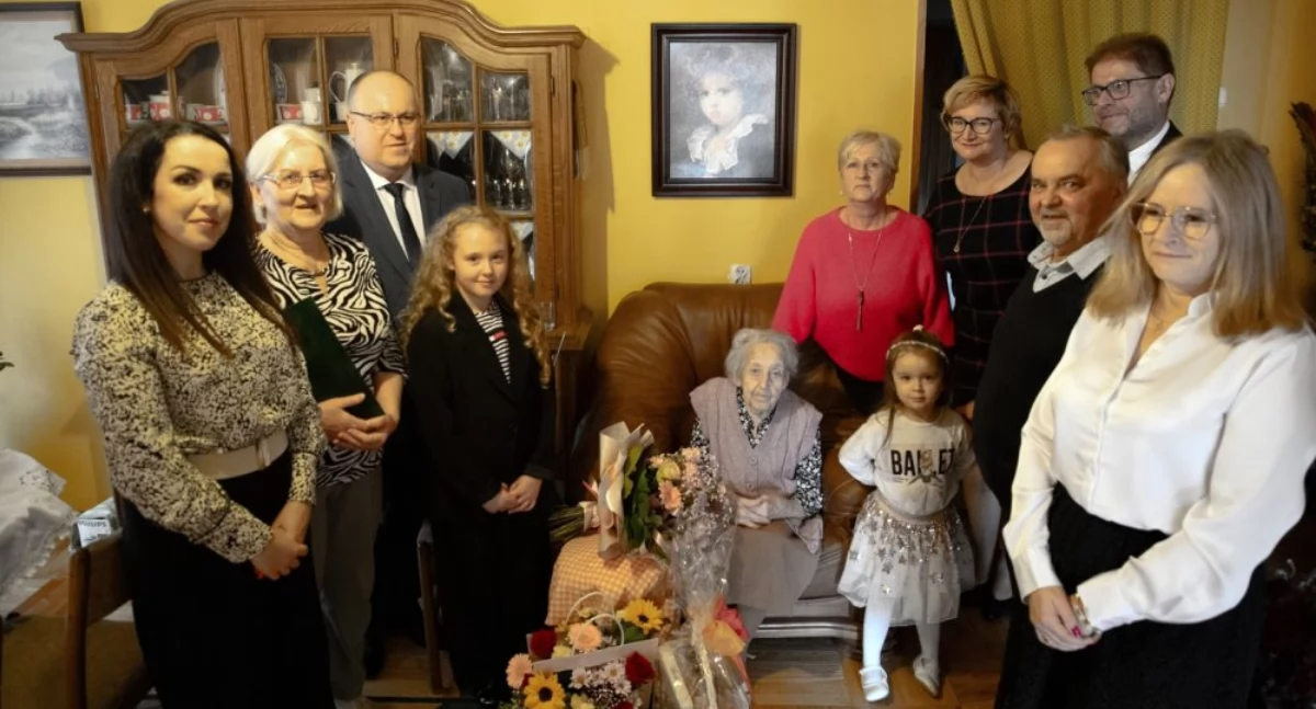 100-letnia Maria Kruk swoje urodziny spędziła w gronie najbliższych. Z życzeniami dla jubilatki pośpieszyli też przedstawiciele lokalnego samorządu./ FOT. UM Przeworsk