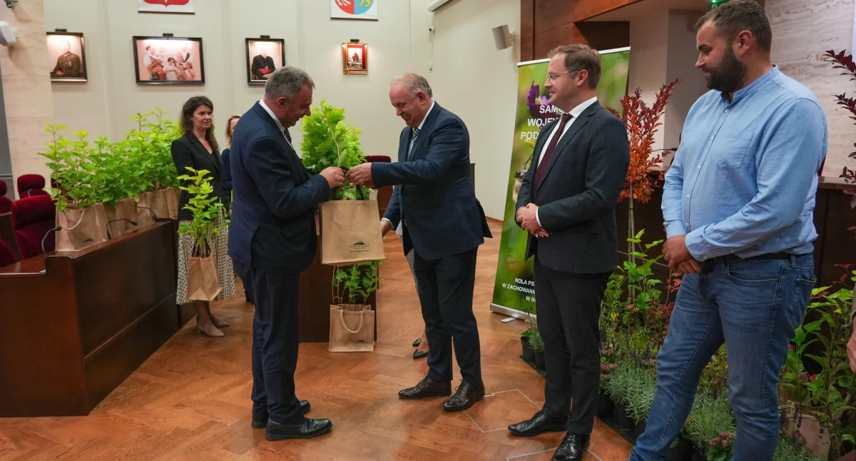 Wśród samorządowców odbierających symboliczne sadzonki (reszta zostanie odebrana przez gminy w dogodnym dla nich terminie) był m.in. wójt gminy Radymno Bogdan Szylar. / FOT. UMWP