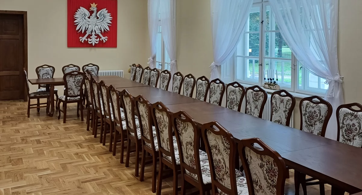 Sala konferencyjna w dawnym dworze rodziny Myszkowskich wzbogaciła się o sprzęt multimedialny, stoły i krzesła, a także system monitoringu wizyjnego. Fot. UG Stubno