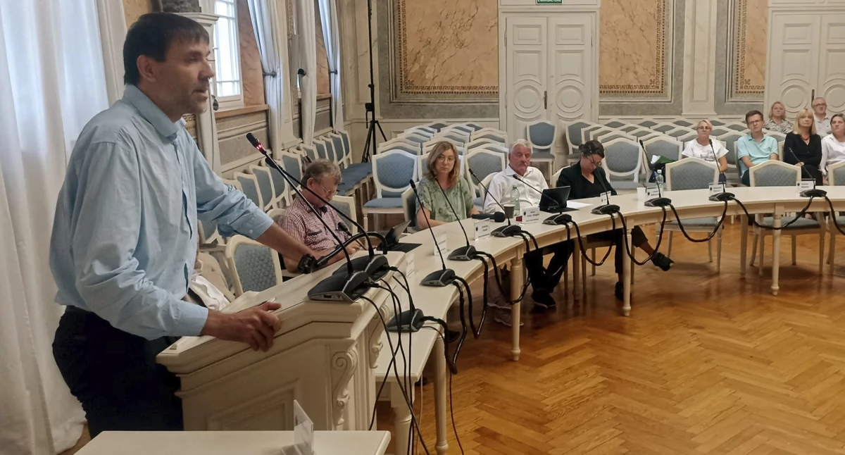 – Najbardziej szokujące jest to, co wyszło podczas obrad ostatniej sesji rady miejskiej, a mianowicie, że projekt nie rozwiązuje problemu, który był deklarowanym celem całej inwestycji, czyli zalewania piwnic i podwórek posesji przylegających do Wybrzeża – powiedział Tomasz Sawka ze Stowarzyszenia Most. Fot. zbiory własne