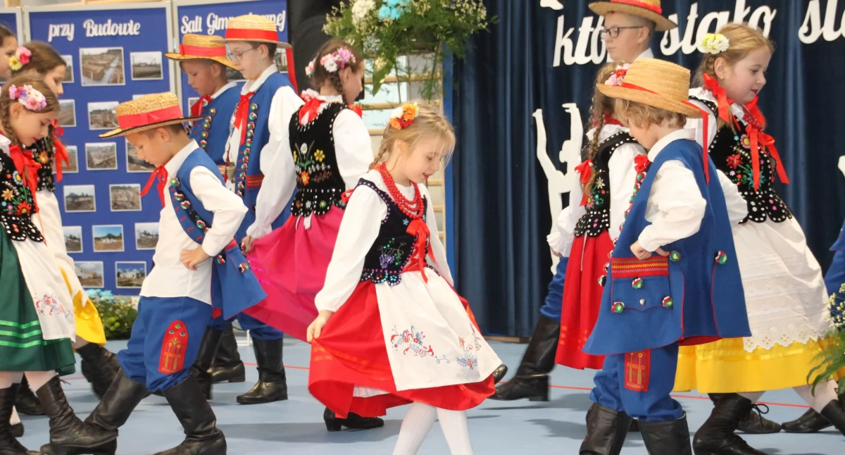 Zebrani z wielkim zainteresowaniem obejrzeli występ najmłodszych przedstawicieli lokalnego Zespołu Pieśni i Tańca „Familia” im. Heleny i Wiktora Gołębiów z Rudołowic, którego tancerze są uczniami tutejszej szkoły. Fot. UG Roźwienica