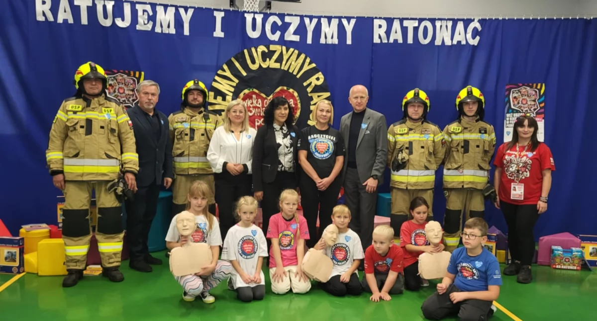 Podczas minionej akcji w placówce w Siedliskach gościli m.in. wójt gminy Medyka Małgorzata Małachowska, dyrektor przemyskiej delegatury Podkarpackiego Kuratorium Oświaty Tomasz Dziumak oraz przedstawiciele służb mundurowych, nauczyciele i rodzice. Fot. zbiory własne