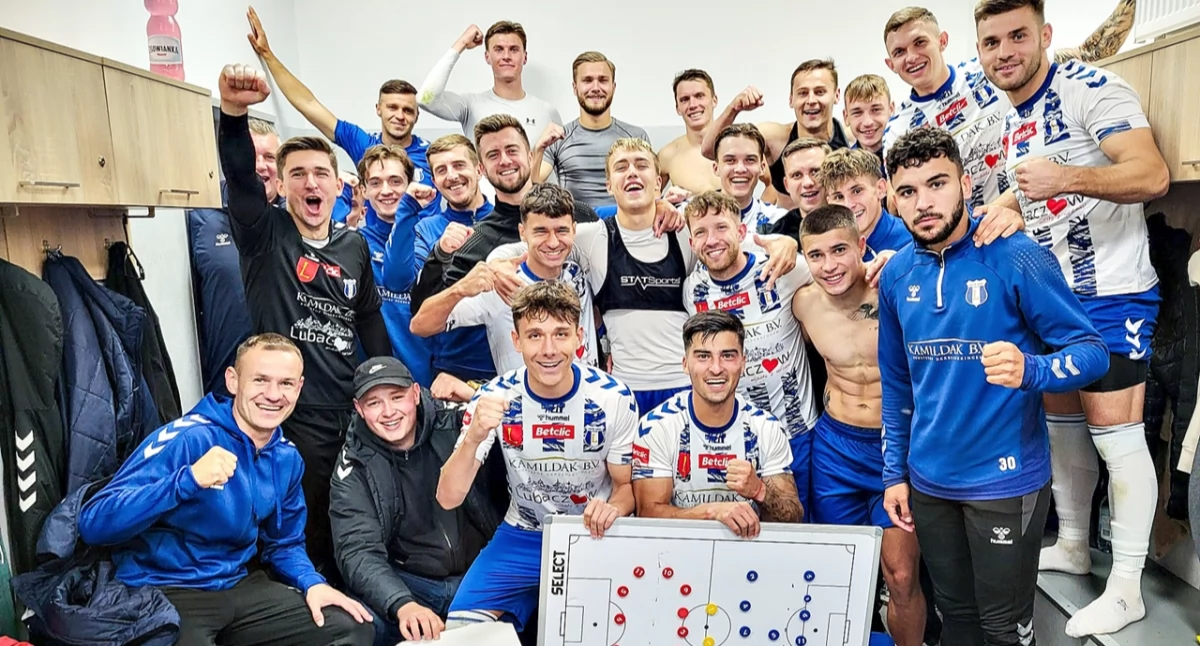 Radość lubaczowian po bardzo pewnym i zasłużonym zwycięstwie w Świdniku była jak najbardziej uzasadniona. Fot. Pogoń-Sokół Lubaczów