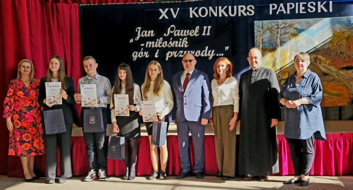 Magdalena Wilk-Perłak, dyrektor Szkoły Podstawowej w Drohojowie podkreśliła, że XV Wojewódzki Konkurs Papieski po raz kolejny udowodnił, że twórczość Jana Pawła II inspiruje do głębokiej refleksji nad pięknem świata stworzonego, a także rozwija w młodych ludziach postawy patriotyczne i chrześcijańskie./Zdjęcia: ks. Piotr Czarniecki 
