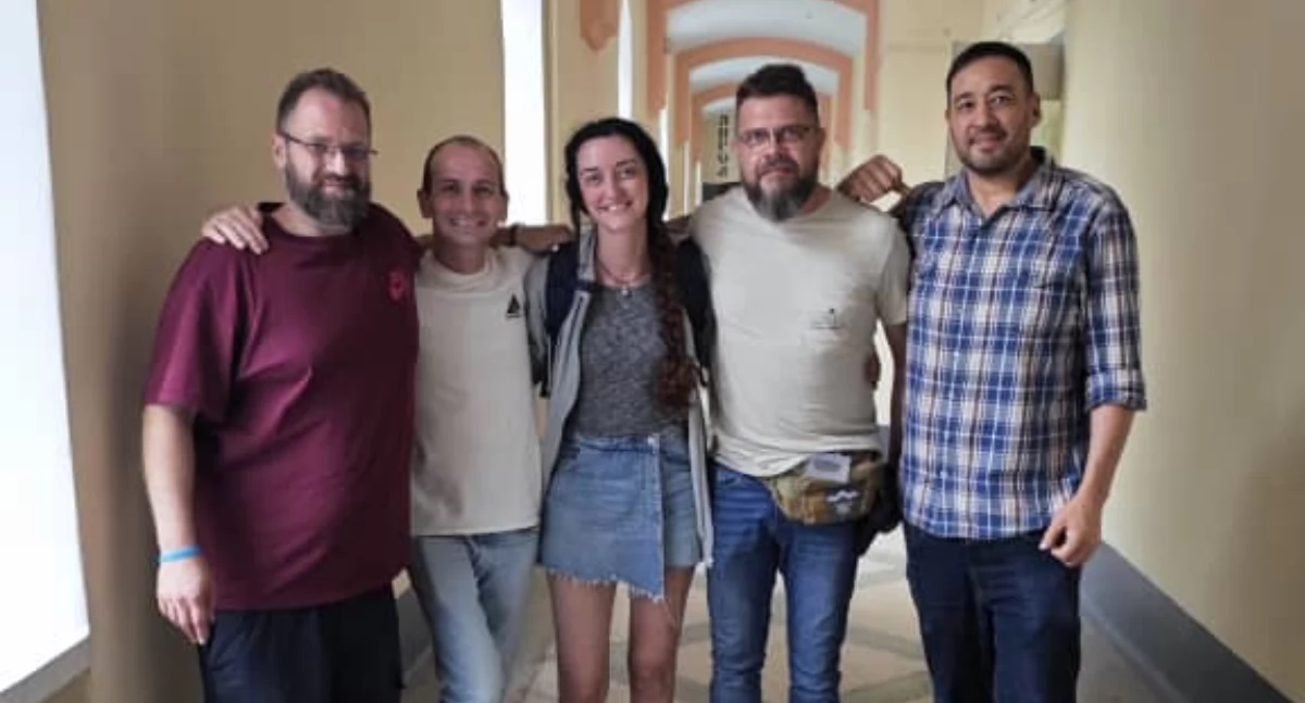 Jay Rivera (po lewej) wraz ze swoją drużyną z Volunteer Action.