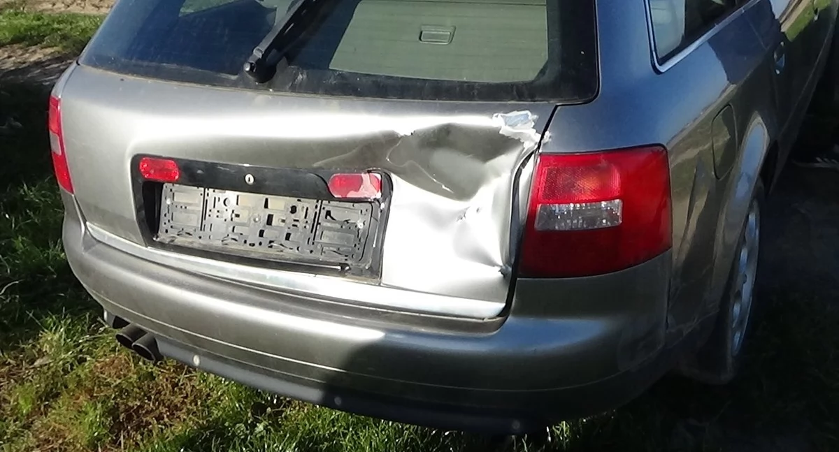 Po uderzeniu w fotowoltaikę 18-latek odjechał z miejsca zdarzenia i porzucił pojazd na bocznej drodze, wyrzucając kluczyki./ FOT. KPP Lubaczów