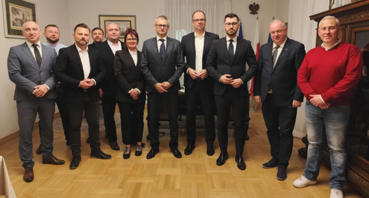 Zdjęcie części koalicjantów, jakie opublikował na swoim profilu na FB prezydent Wojciech Bakun. Od lewej: Rafał Kijanka, Tomasz Jaroch, Robert Bal, Paweł Grabas, Marcin Kowalski, Monika Jaworska, Krzysztof Majcher, Wojciech Bakun, Bartłomiej Barszczak, Piotr Pilch i Bartłomiej Barczak. Fot. FB Wojciecha Bakuna