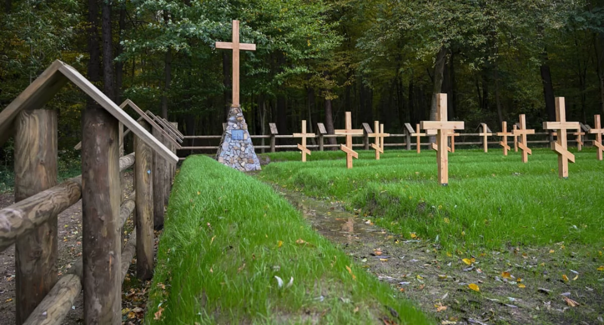 Dzięki dotacji przyznanej Związkowi Gmin Fortecznych Twierdzy Przemyśl oraz środkom własnym gminy wiejskiej Przemyśl w Chałupkach Bełwińskich możliwe było przeprowadzenie prac, które przywróciły właściwą formę nekropolii. Fot. ZGFTP