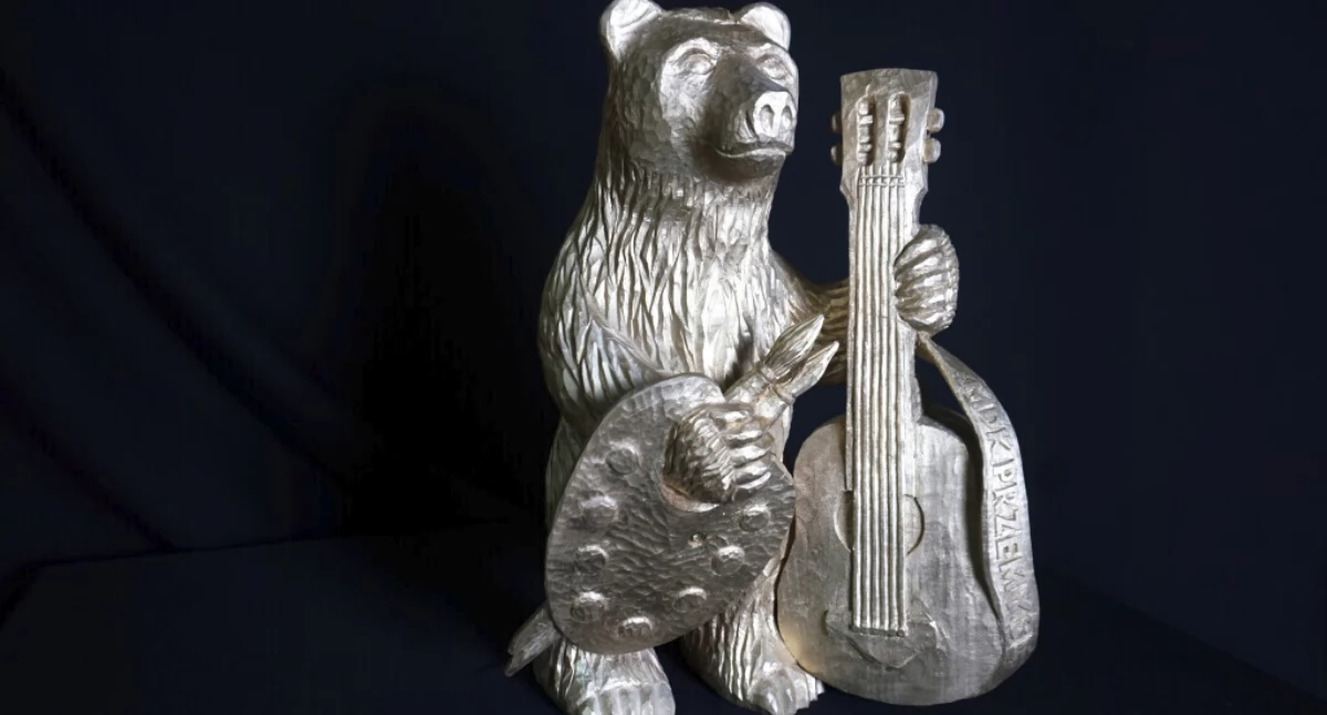 Projekt już jest. MDK-owski miś wyposażony będzie w gitarę i paletę malarską.  Fot. MDK Przemyśl