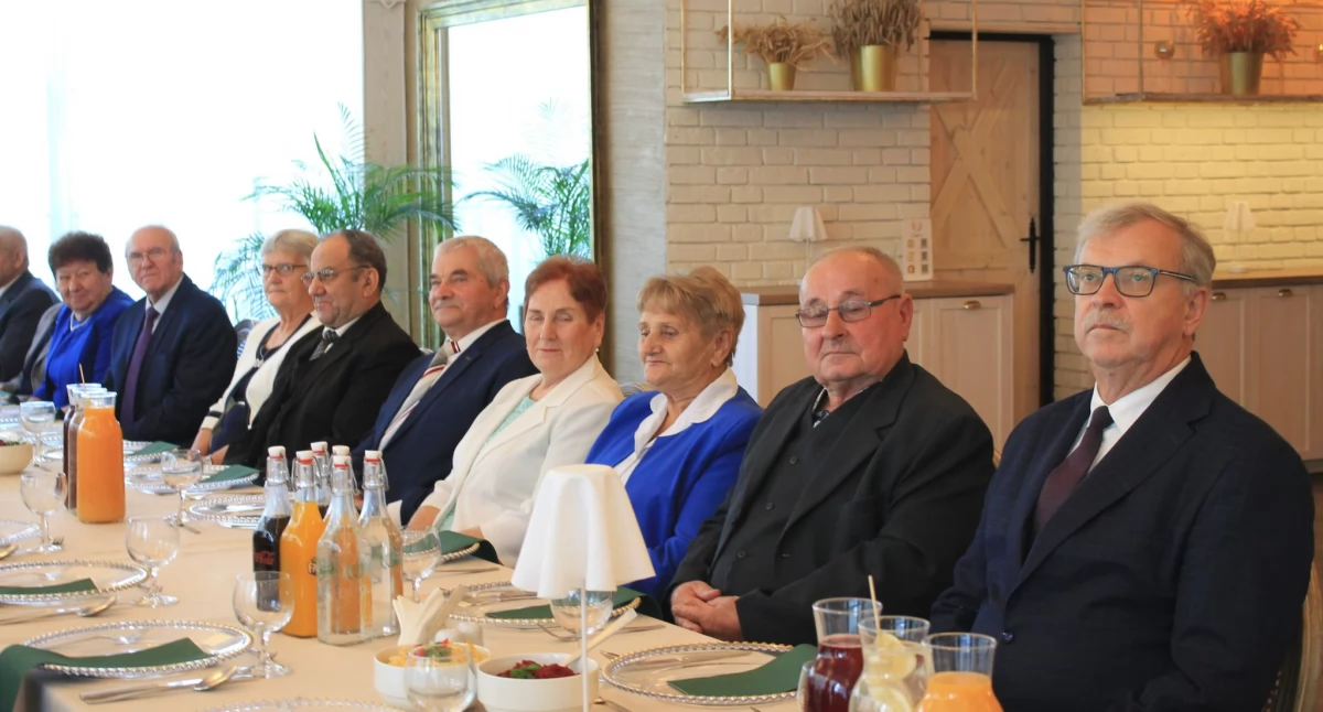 Każda ze „złotych par” stanowi przykład dla młodych pokoleń, którym w obecnych czasach z coraz większym trudem przychodzi sprostanie wyzwaniom, jakie niesie ze sobą wspólne życie dwojga ludzi./ FOT. UG Chłopice