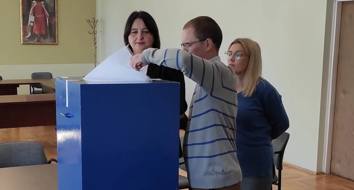 Po przeliczeniu kart do głosowania okazało się, że zaledwie 5 głosów różnicy zadecydowało o rozstrzygnięciu głosowania na projekty budżetu obywatelskiego na przyszły rok./ FOT. UM Radymna