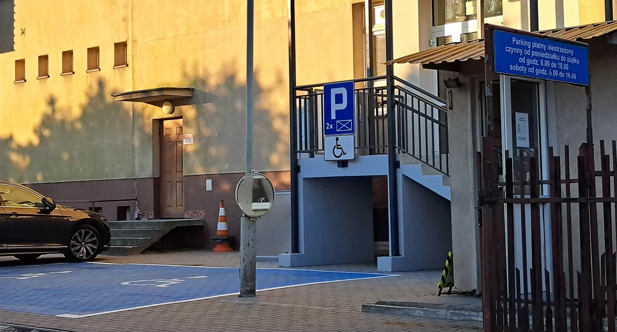 Wojewódzki Szpital w Przemyślu zadeklarował, że czyni starania o pozyskanie środków finansowych na reorganizację i zagospodarowanie terenu przychodni pod kątem zwiększenia dostępności miejsc parkingowych dla pacjentów przychodni. / FOT. U. Gielo