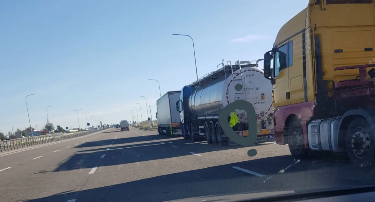 Jak wskazuje nasz rozmówca, kierowcy tirów – mimo braku kolejki do granicy – ustawiają się na drodze krajowej 28 co 50 – 100 metrów, a w momencie, kiedy jest wcześnie rano i mgła albo środek nocy, taka ciężarówka dla innych użytkowników drogi jest praktycznie niewidoczna, szczególnie że najczęściej mają one wyłączone światła awaryjne czy pozycyjne. Często jedynym ostrzeżeniem dla innych użytkowników drogi jest wywieszona przez kierowcę tira kamizelka odblaskowa./ FOT. ZW