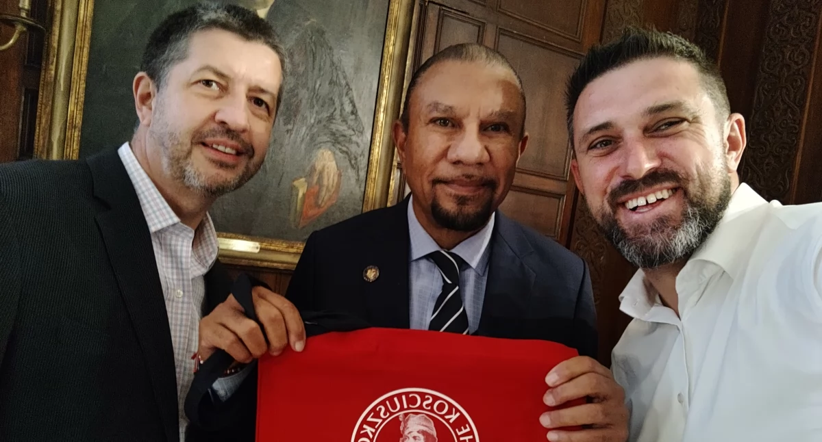 Prezes Fundacji Kościuszkowskiej Marek Skulimowski, wicemarszałek Zgromadzenia Stanu Nowy Jork Phil Ramos i wyróżniony Marcin Piotrowski./ FOT. ZW