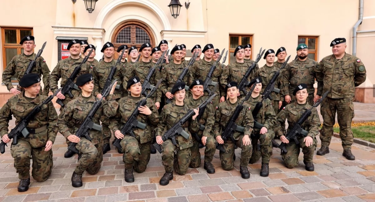 Rynek w Jarosławiu był w sobotę świadkiem doniosłego wydarzenia w życiu każdego żołnierza. / FOT. UM Jarosław