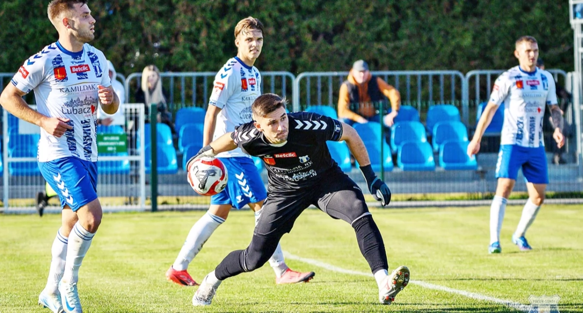 Bramkarz Pogoni-Sokoła Tomasz Siryk aż pięciokrotnie musiał wyciągać piłkę z siatki po strzałach piłkarzy Sandecji Nowy Sącz. Fot. Pogoń-Sokół Lubaczów/Tomasz Mielnik