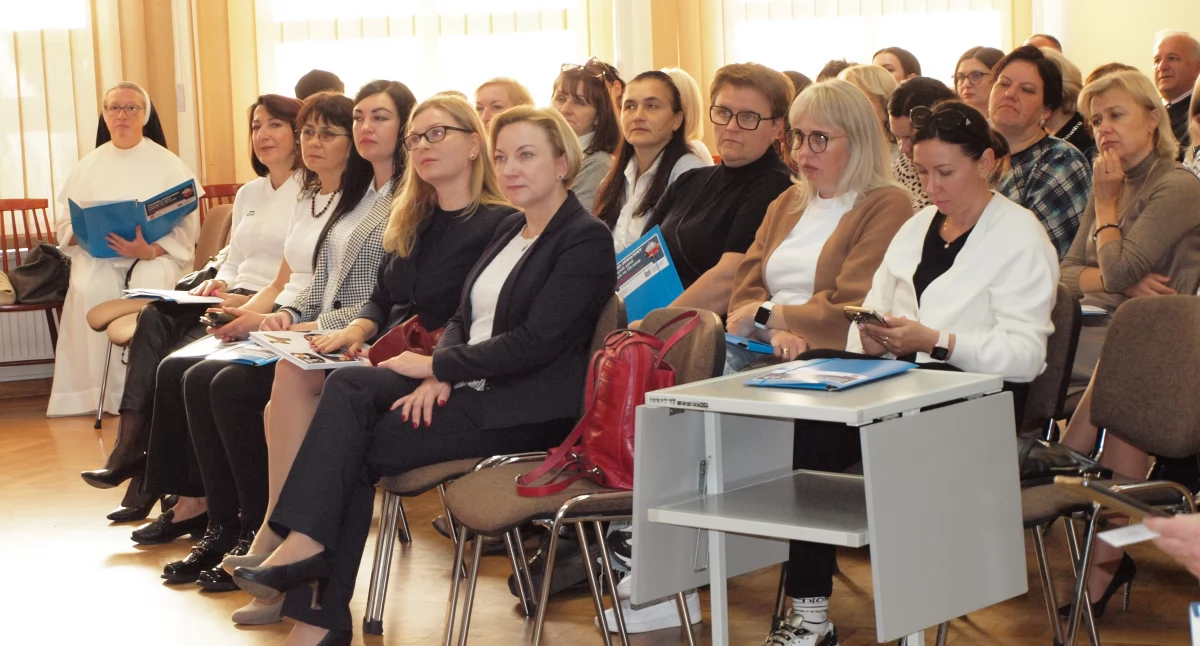 Głównym organizatorem przemyskiego kongresu był Konsulat Generalny Rzeczypospolitej Polskiej we Lwowie, który reprezentowały konsul Dorota Dmuchowska, kierownik Wydziału Polonii i konsul Diana Graczyk – także z Wydziału Polonii przy konsulacie RP we Lwowie. W kongresie uczestniczyli nauczyciele między innymi ze szkół lwowskich, a także z: Mościsk, Strzelczysk, Łanowic, Żółkwi, Stryja, Drohobycza, Stanisławowa./Fot. Nataliia Atamas-Paniw