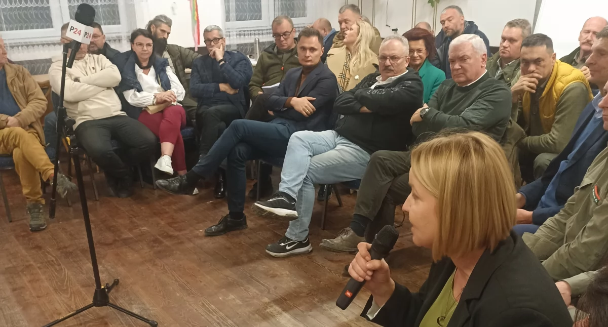 Wiejska świetlica pomieściła blisko 150 osób: mieszkańców, leśników, przyrodników oraz wspomnianych posłów z sejmowej Komisji Ochrony Środowiska. Fot. zbiory własne