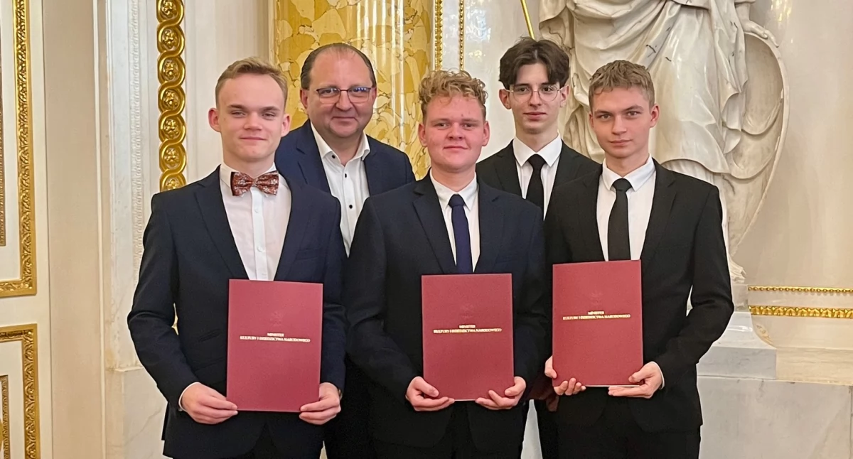 Czworo uczniów z Zespołu Państwowych Szkół Muzycznych im. A. Malawskiego w Przemyślu: Jakub Chachura (gitara), Mateusz Kałamarz, Michał Stochel oraz Bartłomiej Widełka (wszyscy akordeon) otrzymało stypendia ministra kultury i dziedzictwa narodowego dla uczniów szkół artystycznych za osiągnięcia artystyczne w roku szkolnym 2023 – 2024. Fot. zbiory własne