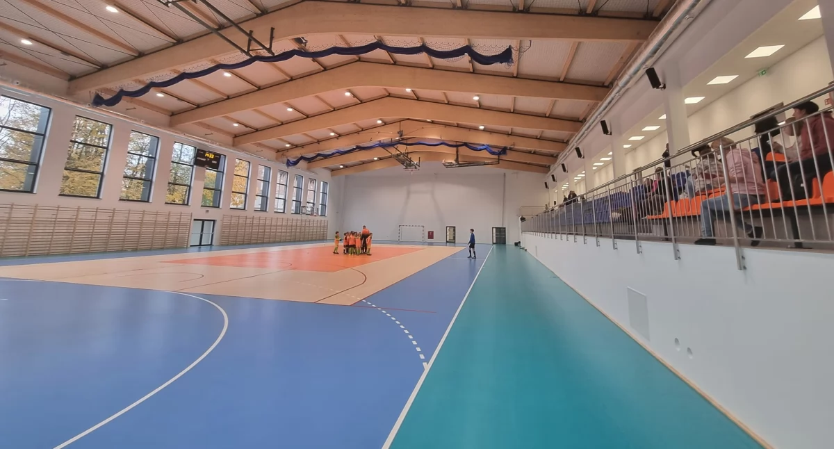 Powierzchnia użytkowa boiska wynosi 1200 m kw., co umożliwia rozgrywki wszystkich szczebli krajowych w najważniejszych, najpopularniejszych dyscyplinach sportowych. Fot. UMiG Dubiecko