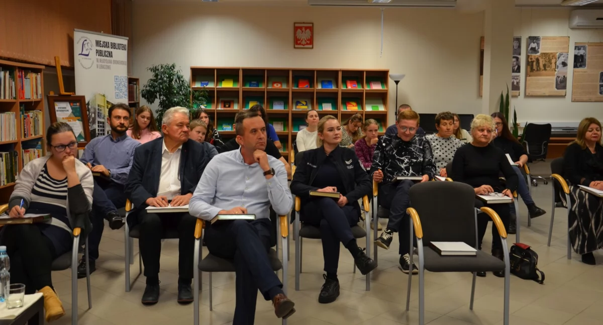 Z ortograficznymi i gramatycznymi wyzwaniami radziło sobie 21 uczestników dyktanda. Najlepsi zasłużyli na tytuł mistrza i wicemistrza ortografii./ FOT. MBP w Lubaczowie